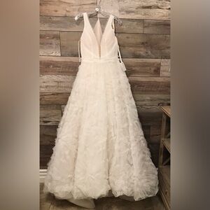 Gorgeous BRAND NEW MARTINA LIANA
"BARI" 1531 IVORY Wedding Dress Long Train